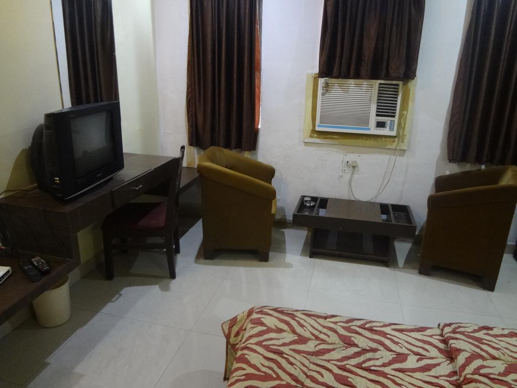 Super Delux- Gallary